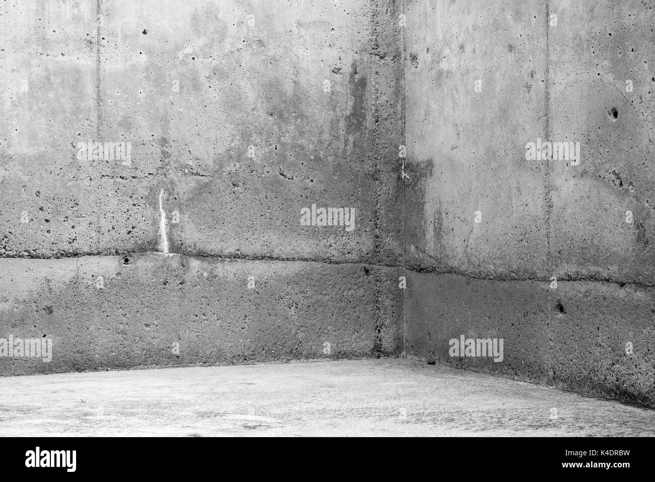 Résumé de l'intérieur béton fragment. Salle vide, murs en pierre et marbre gris Banque D'Images