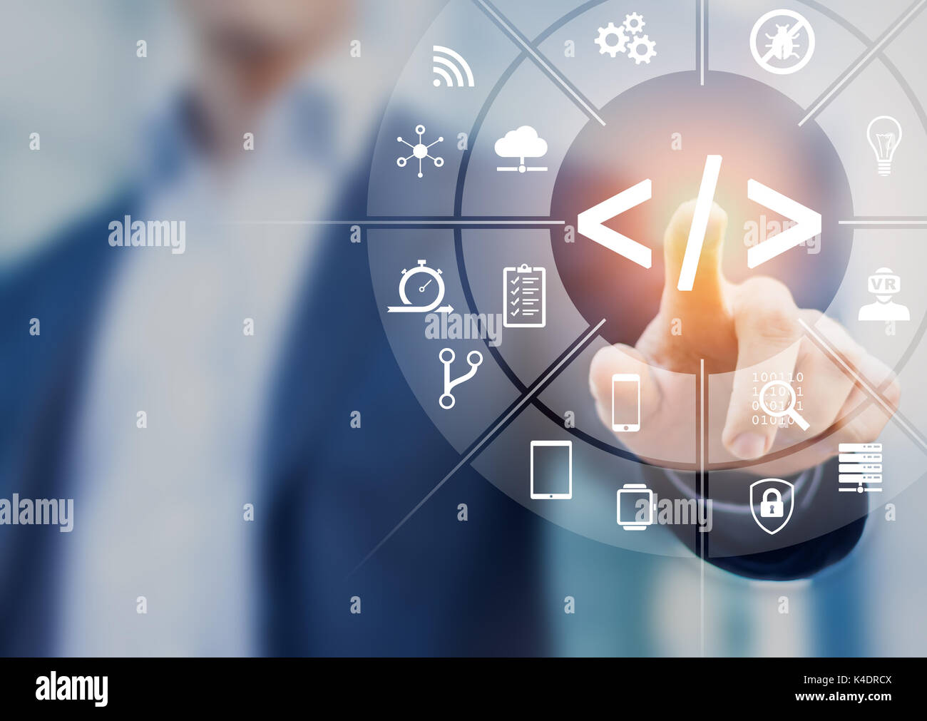 Concept de codage avec concepteur de logiciel de toucher la réalité augmentée avec interface d'écran icônes d'ordinateur de développement agile, scrum et fourche code versión Banque D'Images