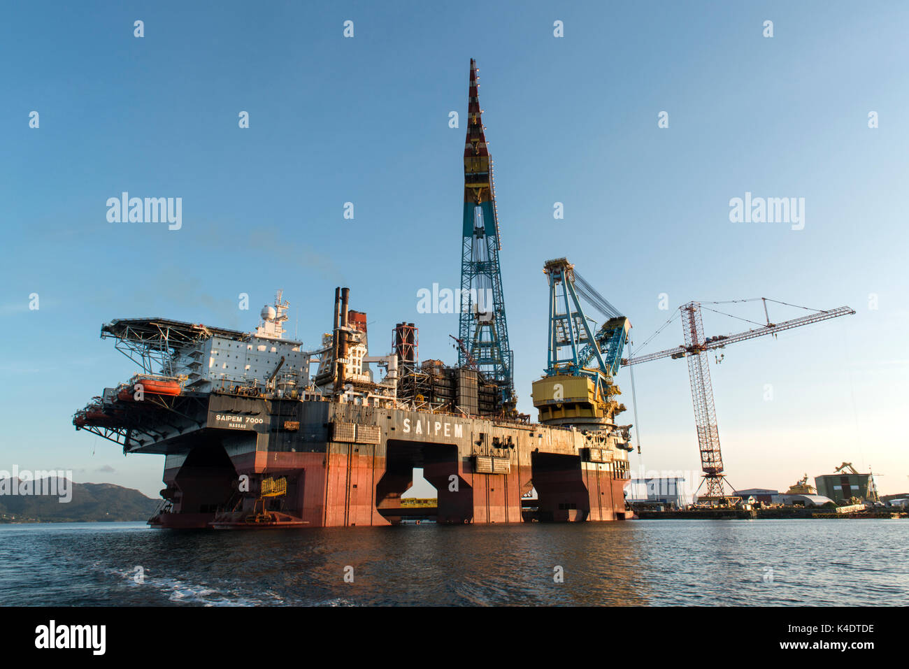 Saipem s700 le levage lourd chargement navire. Credit lee ramsden / alamy Banque D'Images