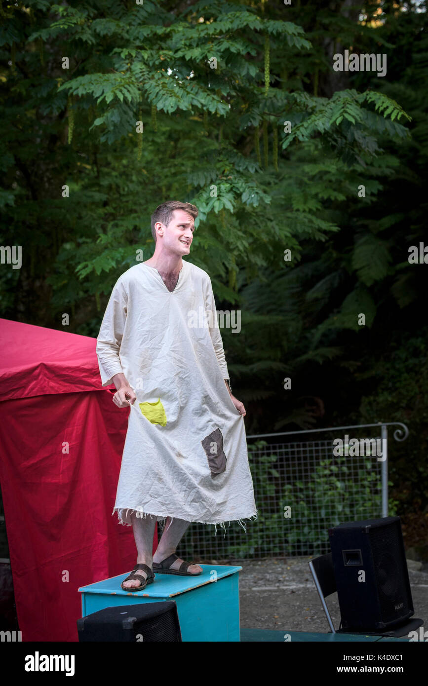 Agir - une performance parmi les plus brillantes de la ville dans le gigantesque amphithéâtre en plein air à Trebah Garden à Cornwall. Banque D'Images