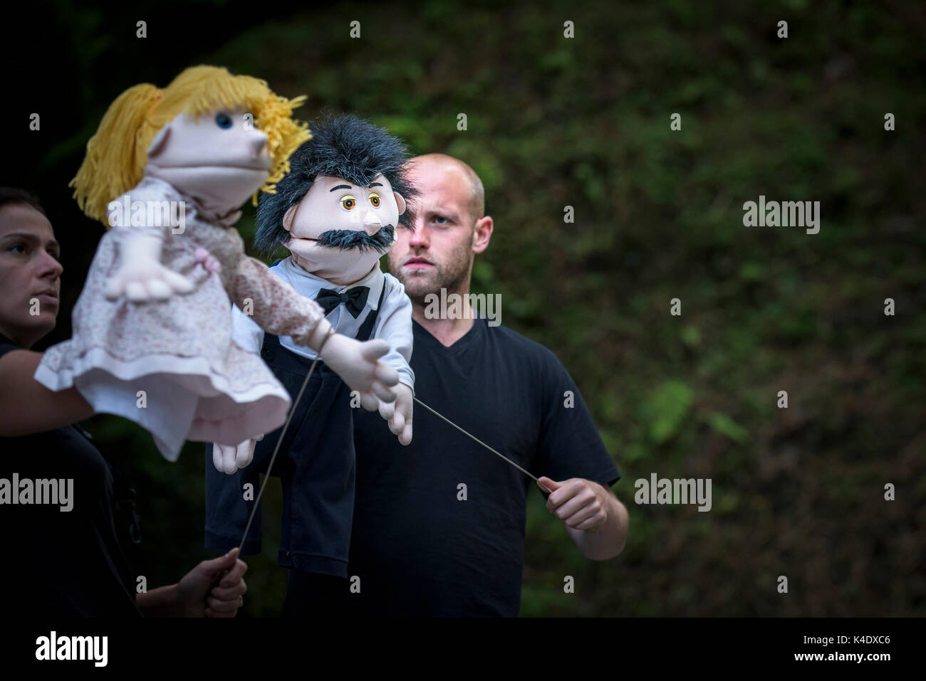 - Les acteurs et les Marionnettes Marionnettes d'effectuer dans le plus grand de la ville dans l'amphithéâtre en plein air à Trebah Garden à Cornwall. Banque D'Images
