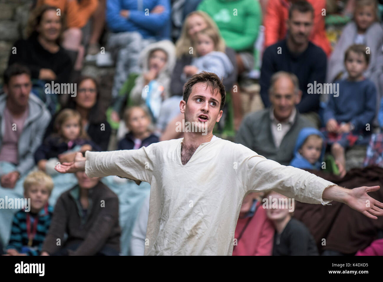 - Les acteurs agissant dans le Géant le plus intelligent de la ville dans l'amphithéâtre en plein air à Trebah Garden à Cornwall. Banque D'Images