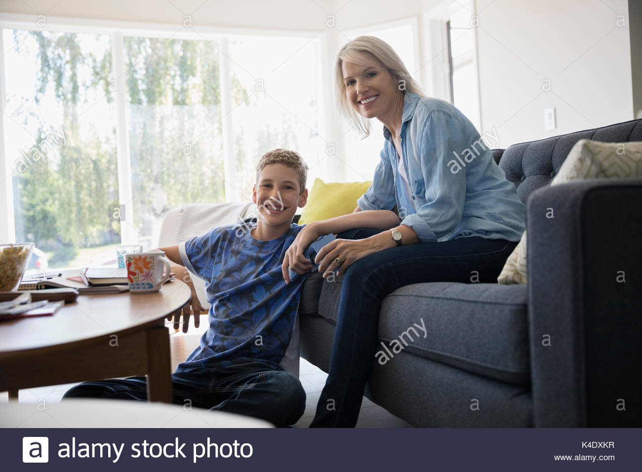 Portrait of smiling mother et pré-adolescents fils dans la salle de séjour Banque D'Images
