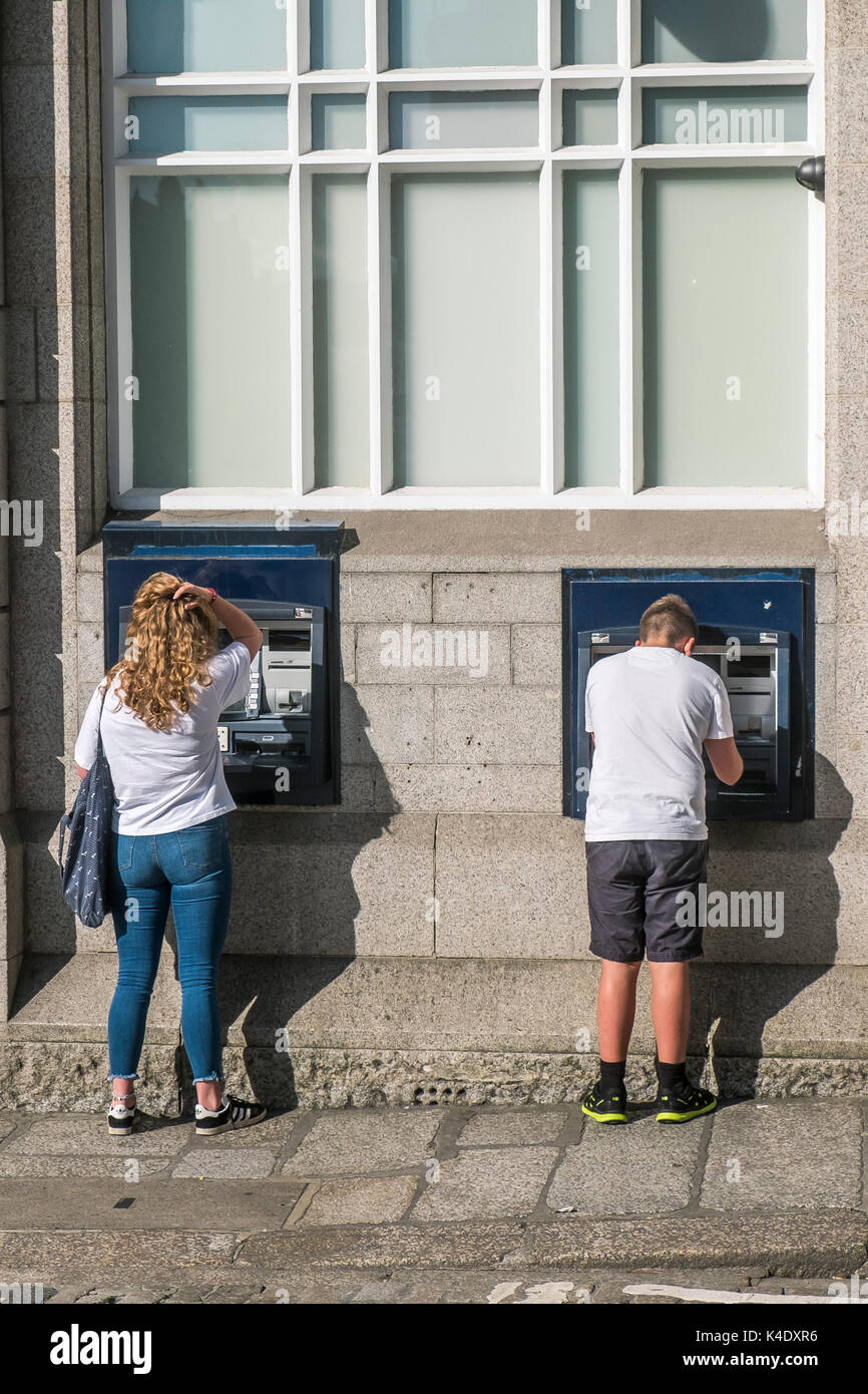 Atm - personnes en utilisant un guichet automatique dans un centre-ville. Banque D'Images