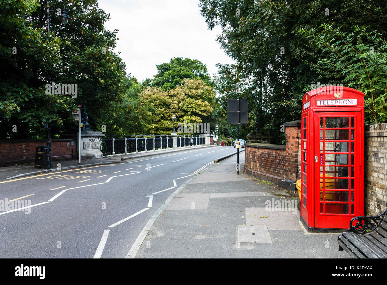 Un téléphone K6 près du pont Hornsey Lane, connu sous le nom de Pont d'Archway et infâme pour de nombreux suicides, Londres, Royaume-Uni Banque D'Images