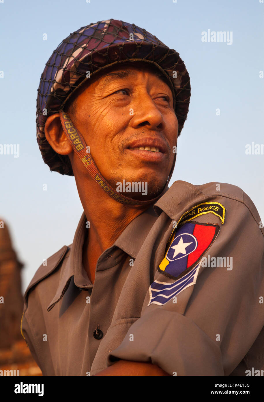 Agent de police en uniforme de garde dans la région de Mandalay, Myanmar. Banque D'Images