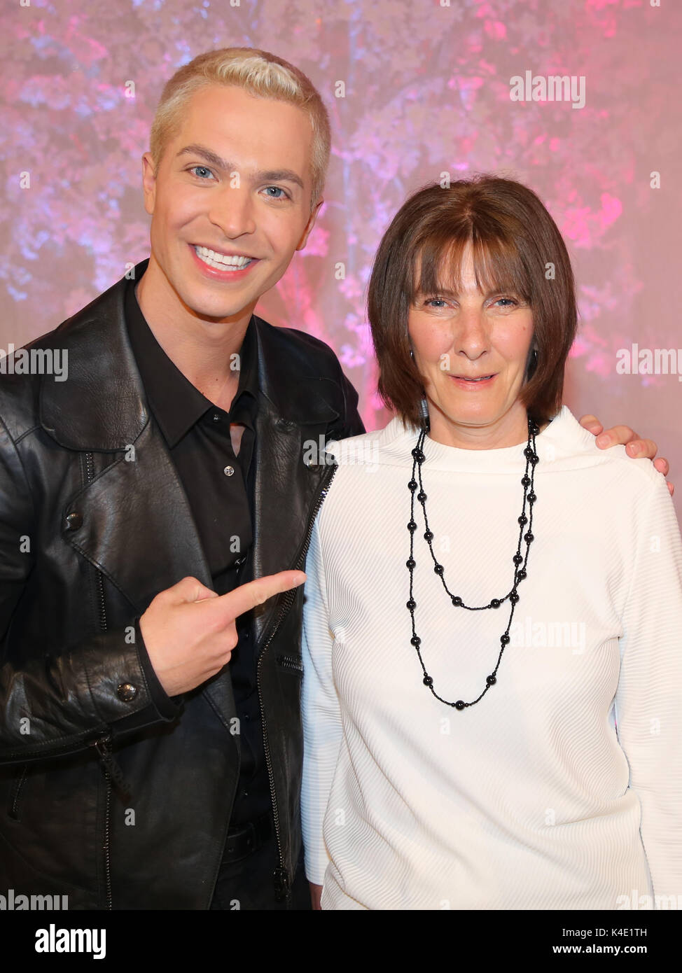 Le chanteur Julian David avec sa mère Ursula Banque D'Images