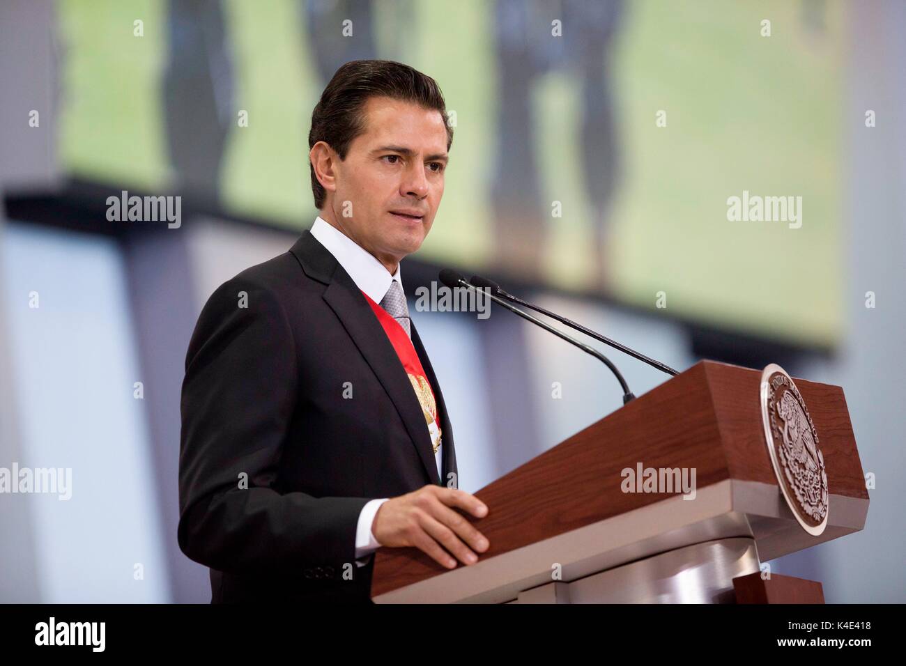 Le Président mexicain Enrique Pena Nieto livre son état de l'union au Palais national le 2 septembre 2017 à Mexico, Mexique. Peña Nieto a dit qu'il ne sera pas accepter une proposition qui va à l'encontre de la dignité nationale dans ses négociations avec les États-Unis. Banque D'Images