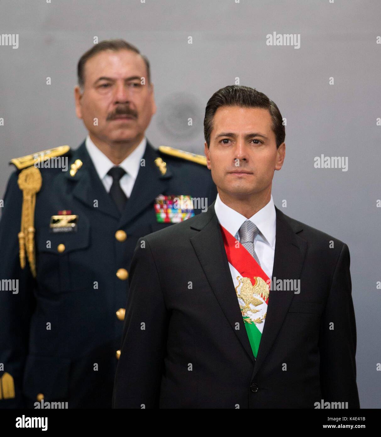 Le Président mexicain Enrique Pena Nieto livre son état de l'union au Palais national le 2 septembre 2017 à Mexico, Mexique. Peña Nieto a dit qu'il ne sera pas accepter une proposition qui va à l'encontre de la dignité nationale dans ses négociations avec les États-Unis. Banque D'Images