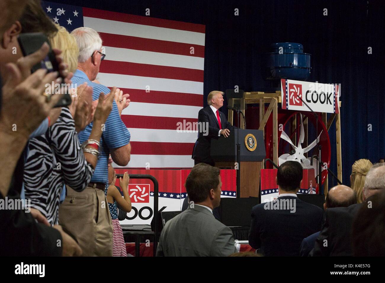 Le Président américain Donald Trump adresse à un public lors d'un événement de lancement du projet de réforme fiscale à la société Cook Loren, 30 août 2017 à Springfield, Missouri. Banque D'Images