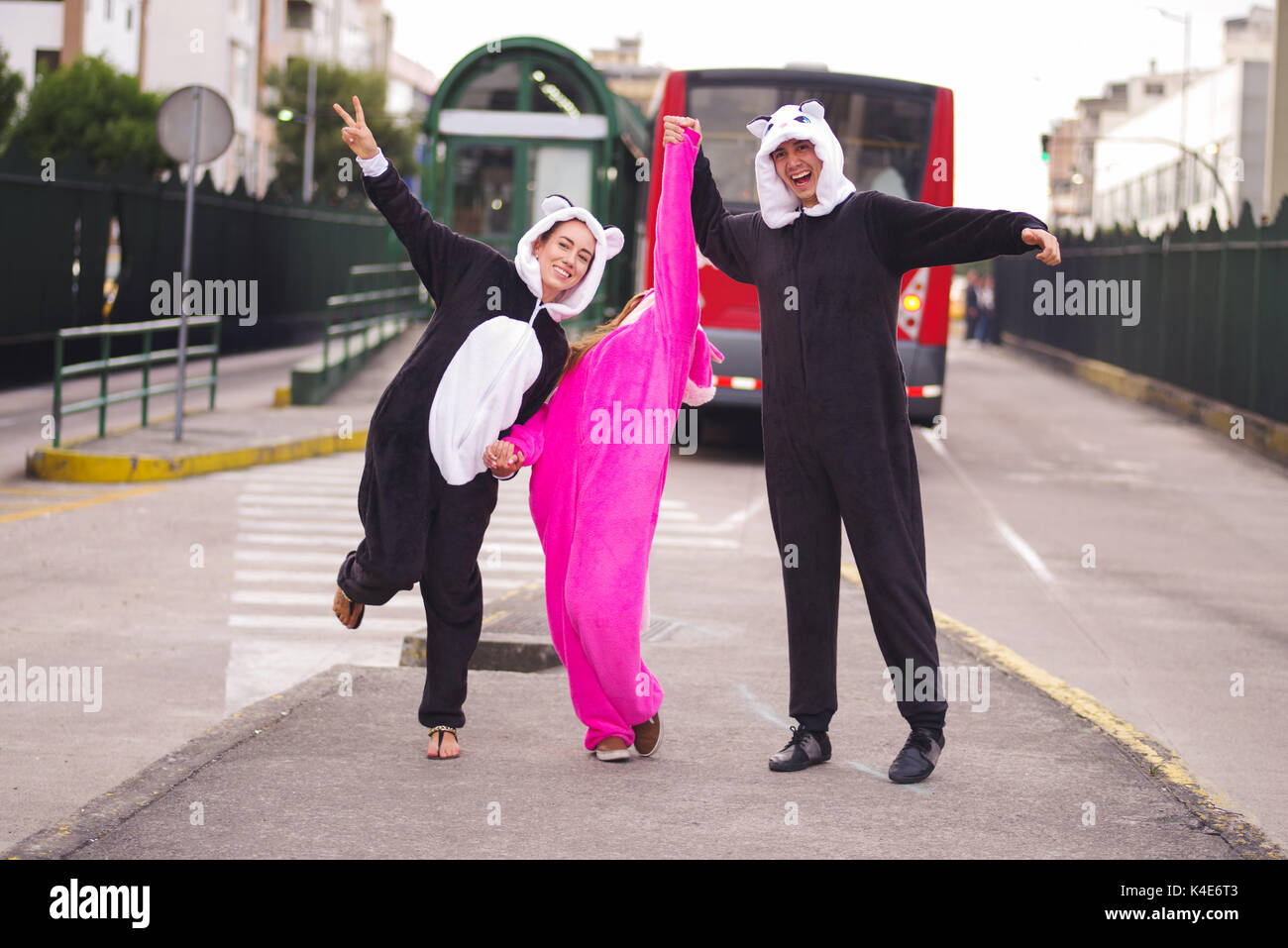 Close Up D Un Groupe D Amis Heureux Portant Differents Costumes Une Femme Portant Un Costume De Licorne Rose Autre Femme Un Costume De Panda Et L Homme Portant Un Costume De Chat Dans La
