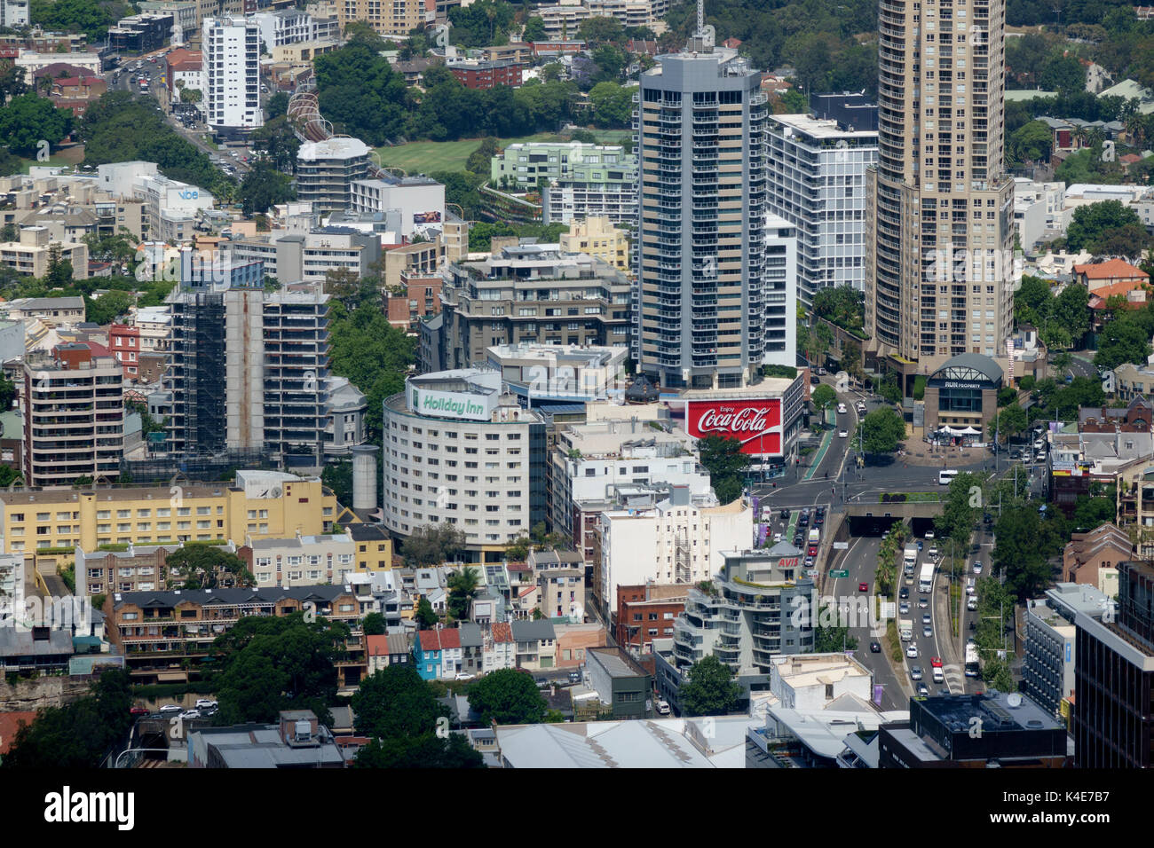 Vue aérienne de Sydney en direction de Kings Cross à Sydney et le géant Coke Kings Cross à signer en novembre 2016 Banque D'Images