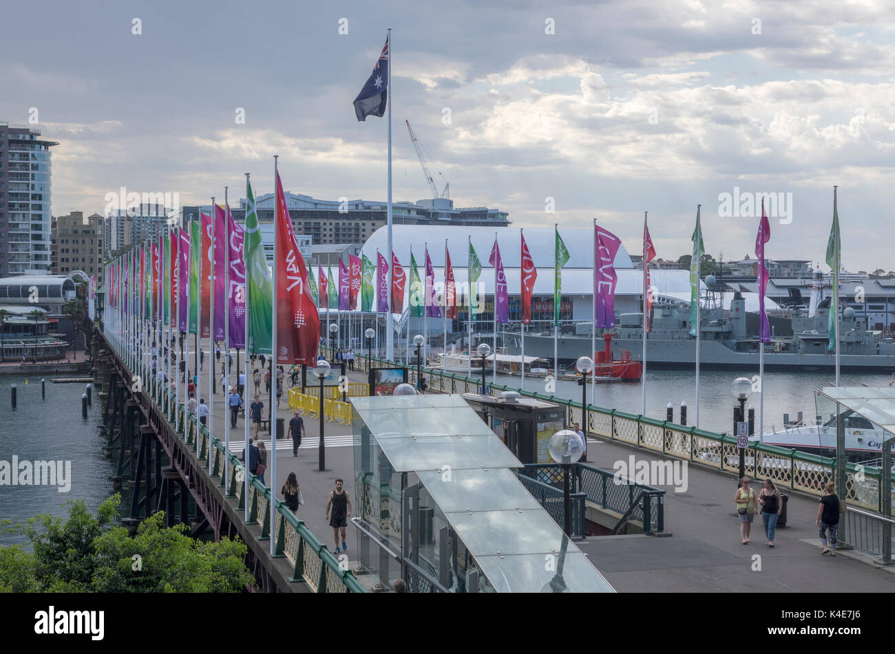 Le Pyrmont Bridge Vieux pont tournant électrique donne l'ensemble des piétons, Cockle Bay est situé dans la région de Darling Harbour à Sydney Australie Banque D'Images