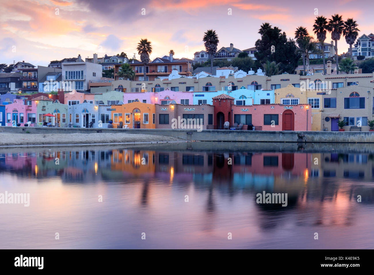 Capitola Village Coucher de réflexions. Banque D'Images