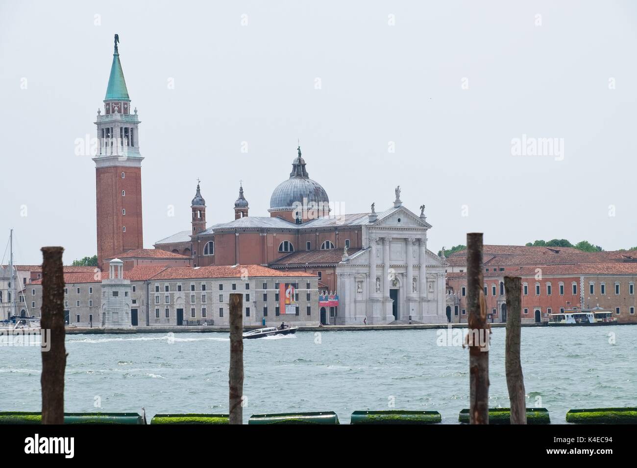 Venise Vénétie Italie. L'île San Giorgio paysage avec vue sur la Basilique palladienne di San Giorgio Maggiore, construit 1566-1610 conçu par Andrea Pa Banque D'Images