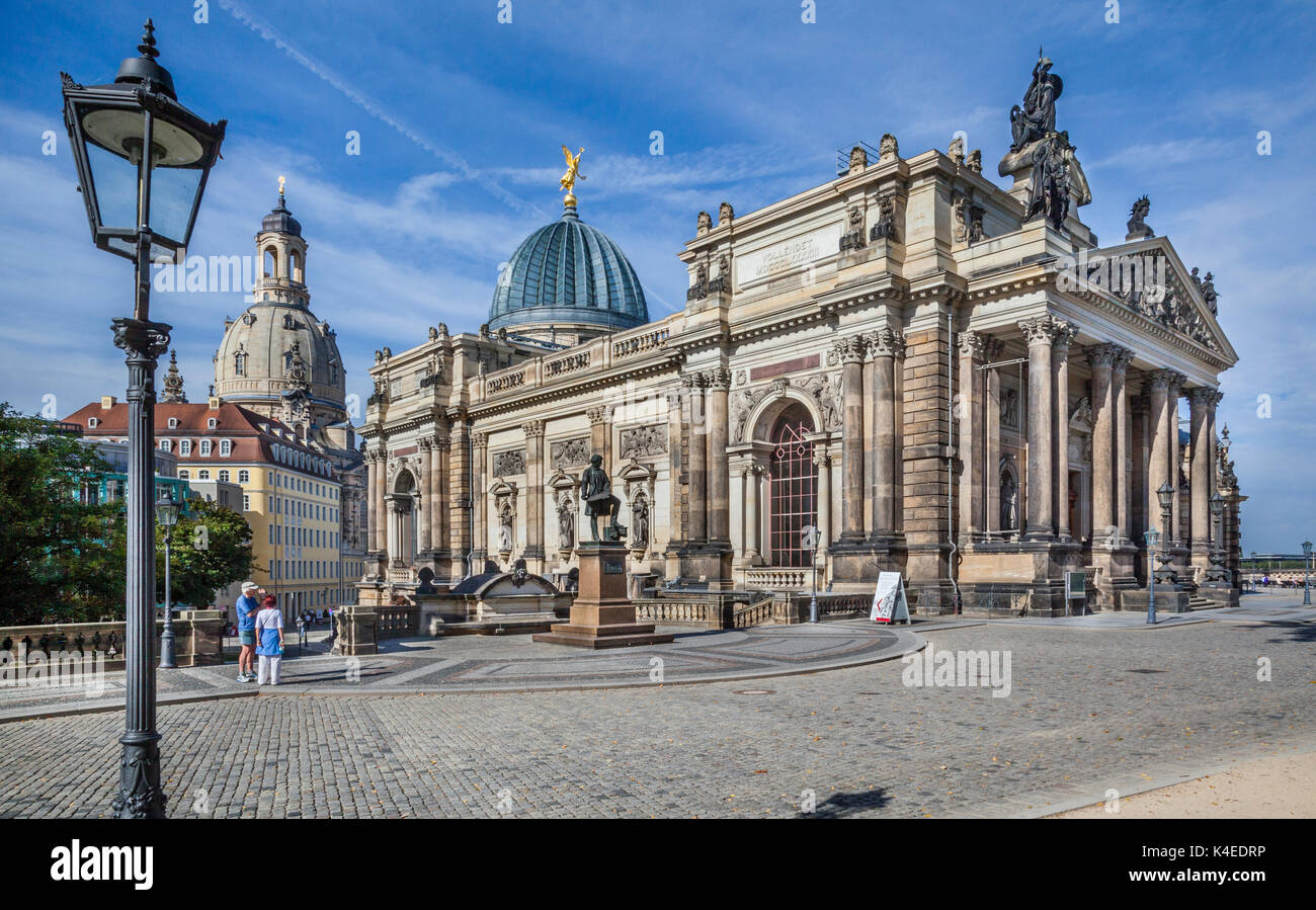 Allemagne, Saxe, Dresde, la Terrasse de Brühl, Académie des beaux-arts de Dresde avec le dôme en verre, surnommé 'le presse-citron' avec un golden Banque D'Images