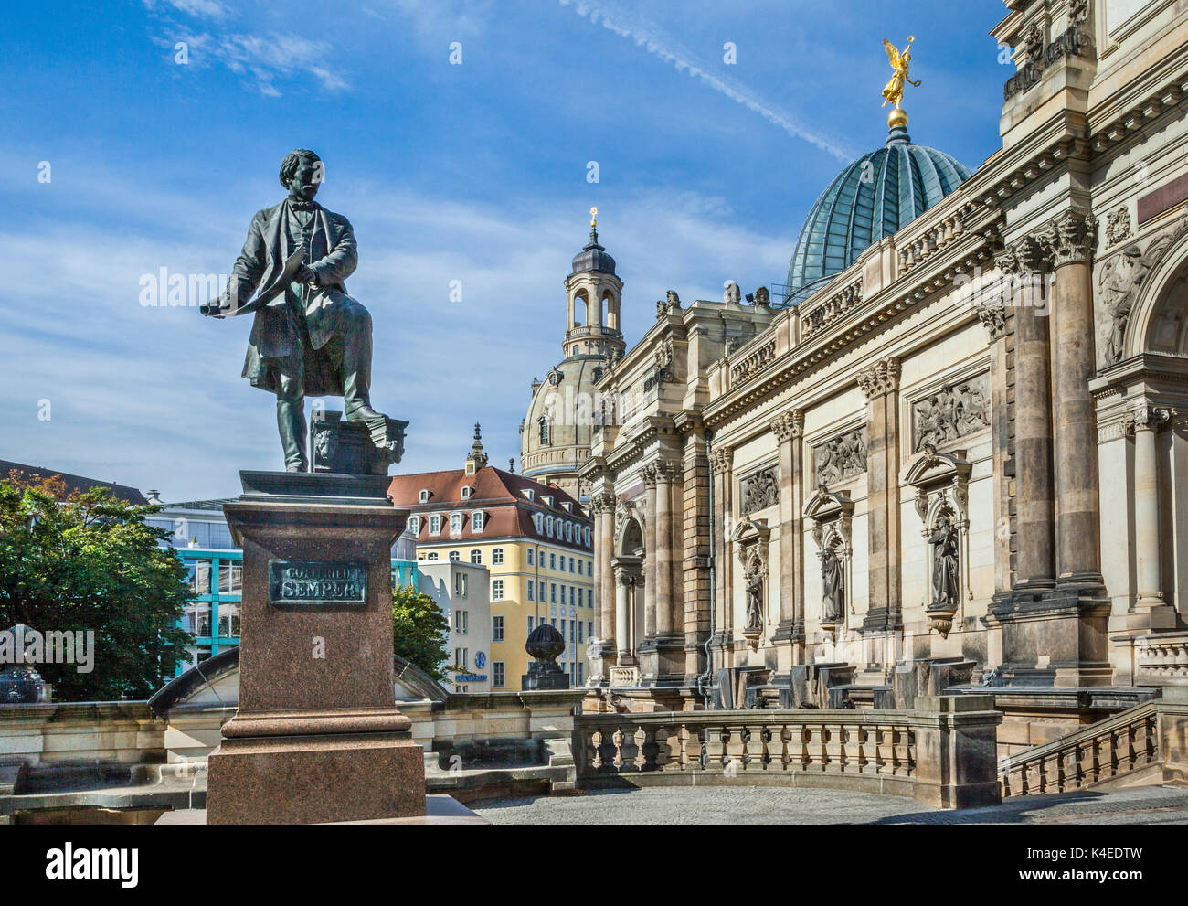 Allemagne, Saxe, Dresde, la Terrasse de Brühl, mémorial à l'architecte allemand Gottfried Semper de Dresde à l'Académie des beaux-arts avec l'incontournable Banque D'Images