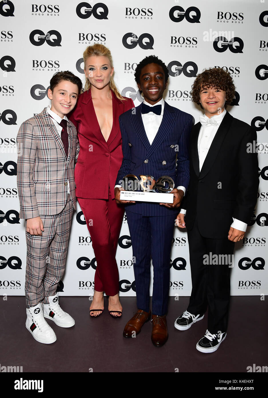 Noah Schnapp (à gauche), Caleb McLaughlin (centre) et avec l'éditeur Matarazzo Gedichten's Special Award décerné à des choses plus étranges se posent avec Natalie Dormer au cours de la GQ Men of the Year Awards 2017 qui a eu lieu à la Tate Modern de Londres. Banque D'Images