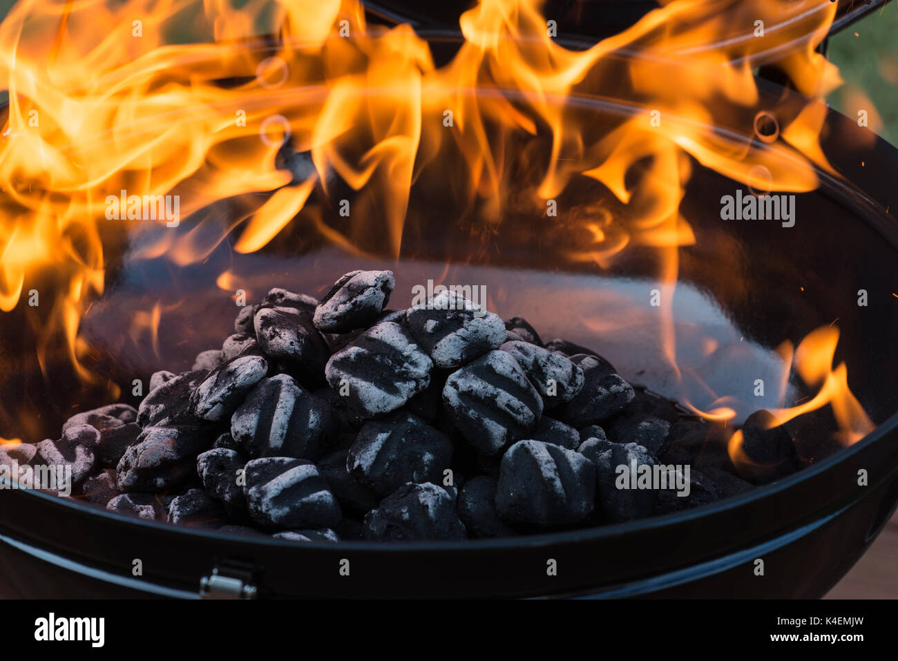 Close-up of barbecue fosse avec rougeoyant et flaming hot les briquettes de charbon, de l'alimentation arrière-plan ou la texture. Banque D'Images