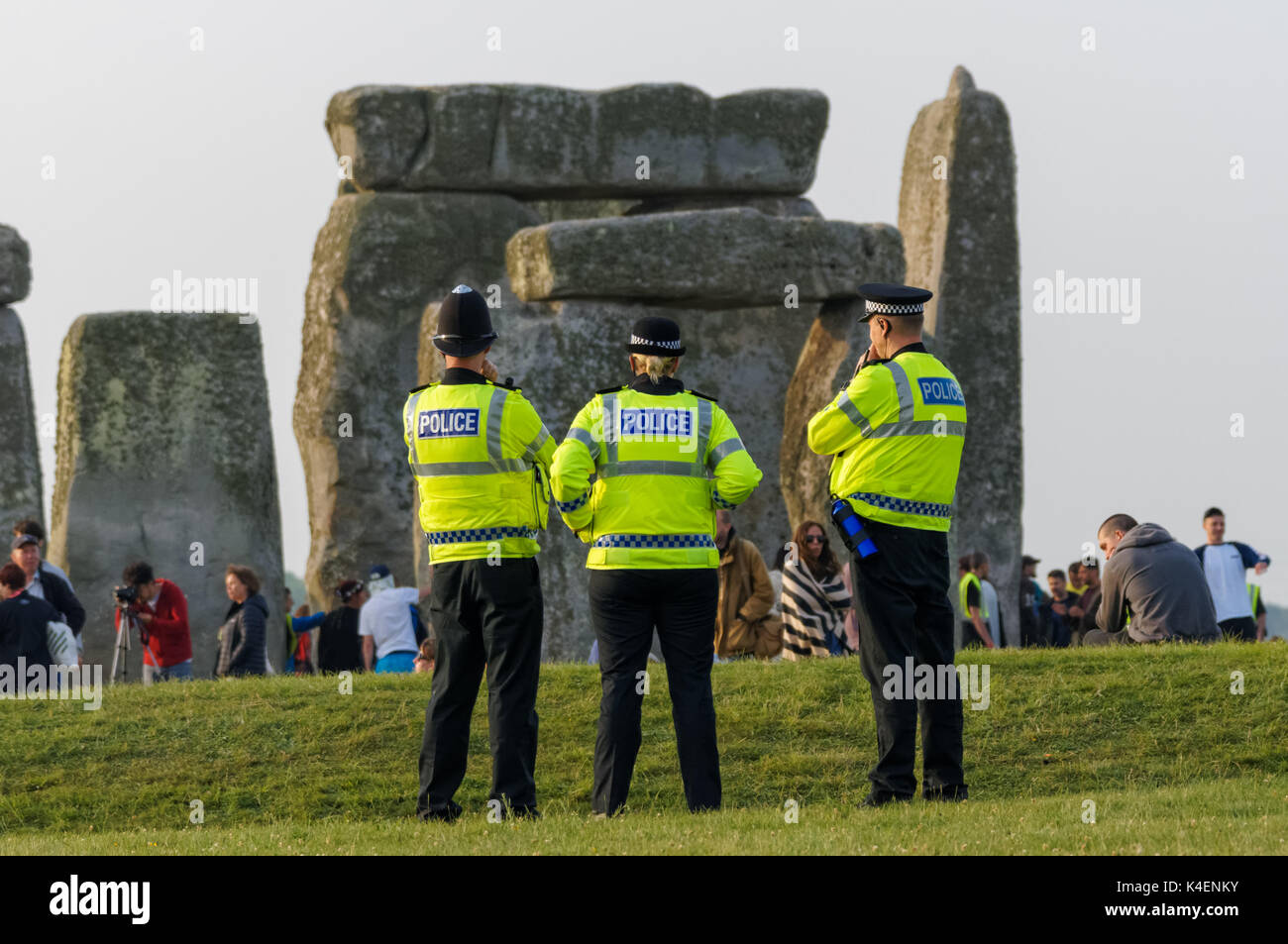Patrouille de police à Stonehenge monument préhistorique dans le Wiltshire, Angleterre Royaume-Uni UK Banque D'Images