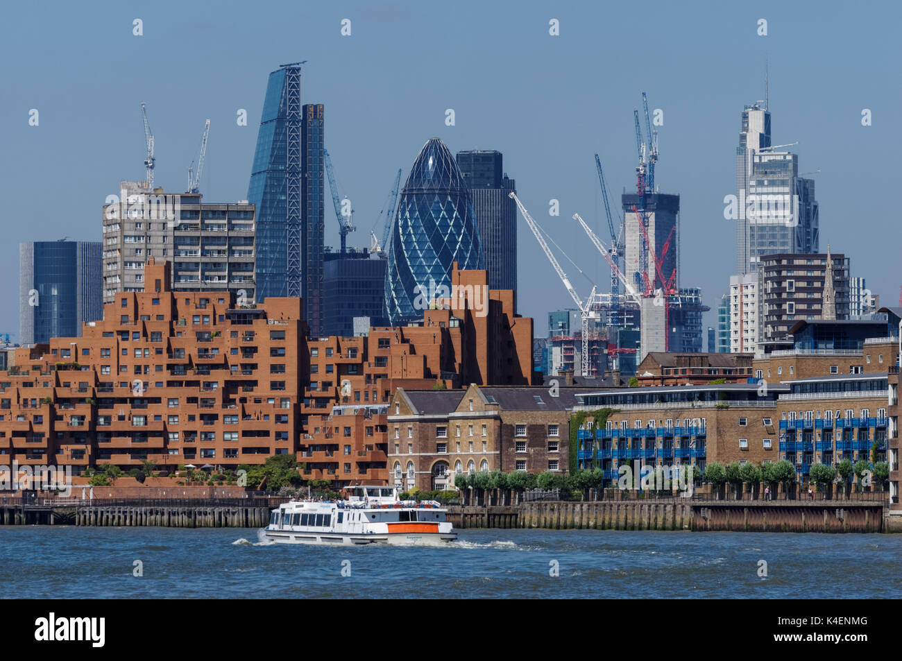 Bateau de croisière sur la Tamise, avec les gratte-ciel en arrière-plan, Londres, Angleterre, Royaume-Uni, UK Banque D'Images