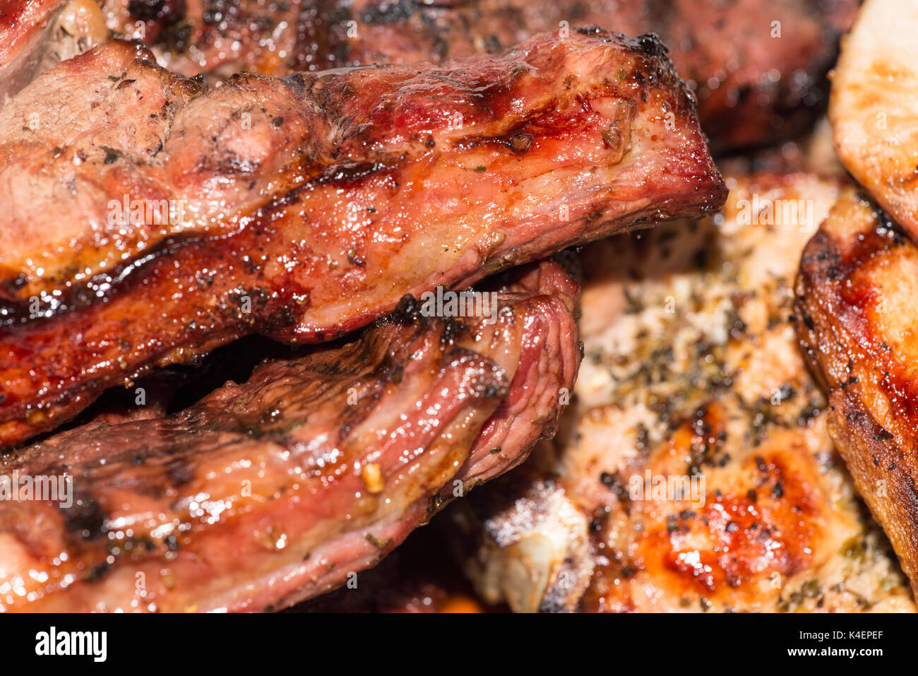 Close-up de côtelettes de porc et d'agneau assaisonné steak cuit sur le charbon de barbecue. Banque D'Images