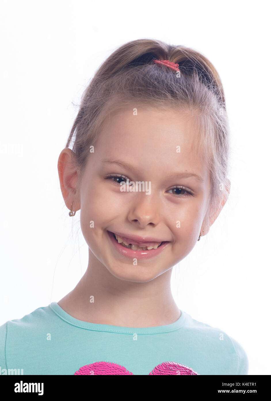 Close up of happy cute girl lui montrant l'évolution des dents. Banque D'Images