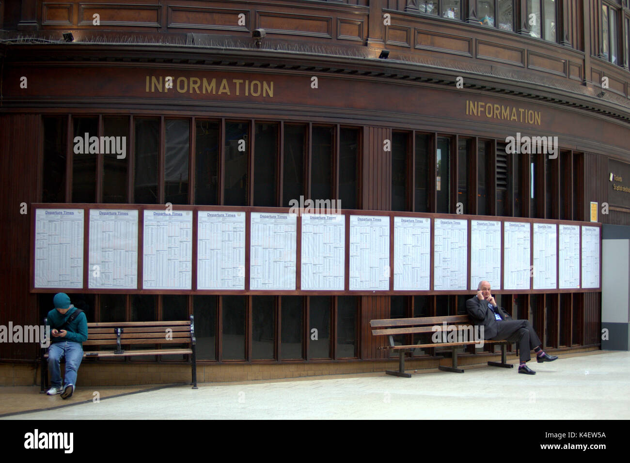 Informations lambrissés tables train sur le côté de la gare centrale de Glasgow concourse Banque D'Images