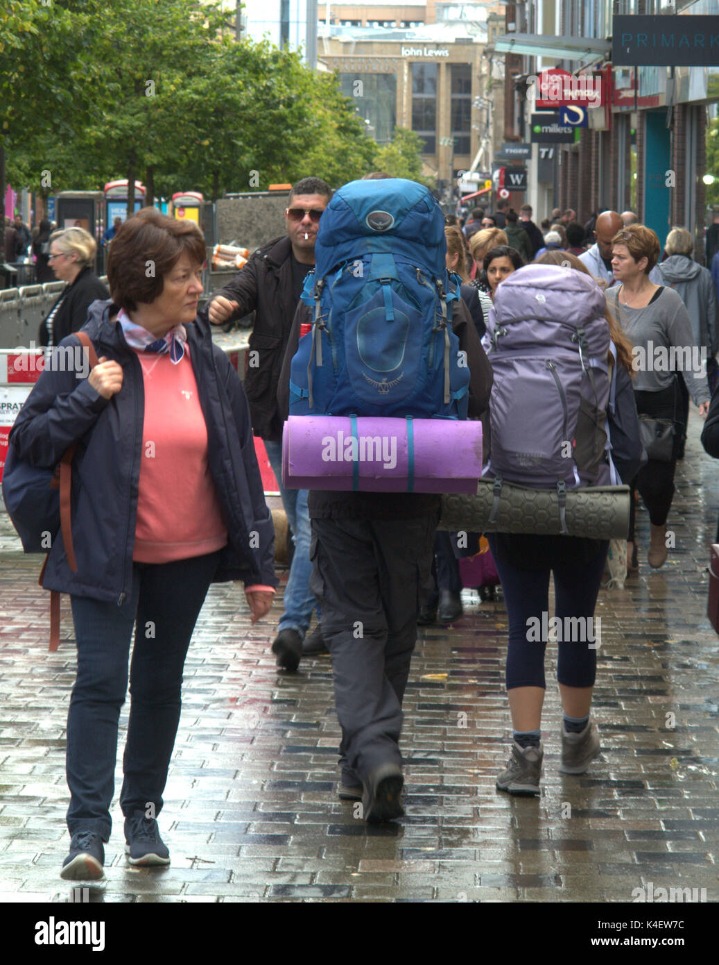 Scène de rue de glasgow backpackers sur une rue bondée Banque D'Images