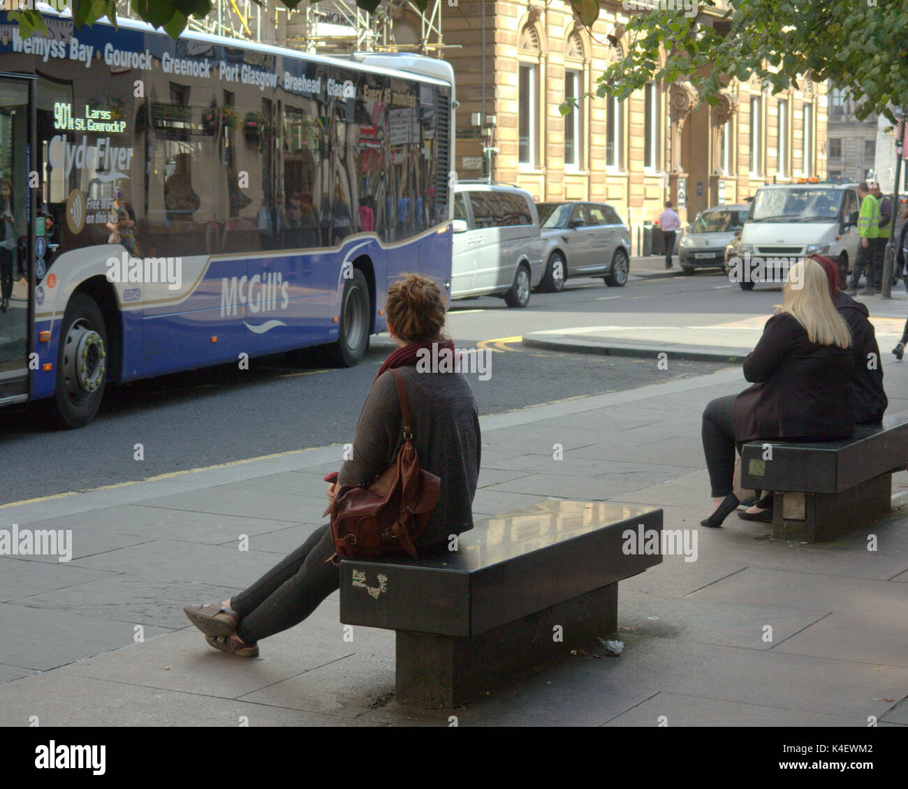 Scène de rue de glasgow mesdames assis en attente d'un bus mcgills sur st vincent dur Banque D'Images