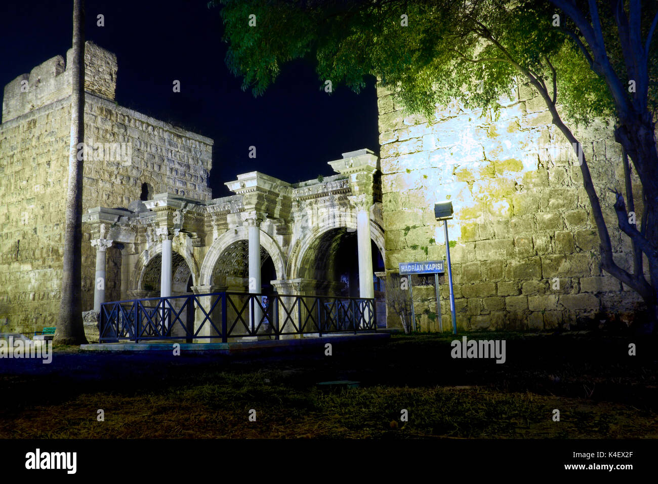 La porte d'Hadrien historique dans la vieille ville d'Antalya la nuit, construit en 130 AD dans l'honneur de l'empereur romain Hadrien. La Turquie. Banque D'Images