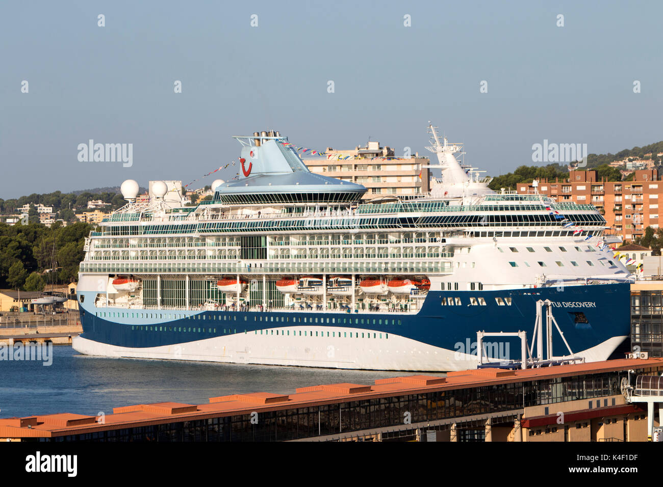 TUI Vision bateau de croisière de classe de découverte pour Thomson Cruises accostera à la baie de Palma de Majorque dans les îles Baléares en Espagne Banque D'Images