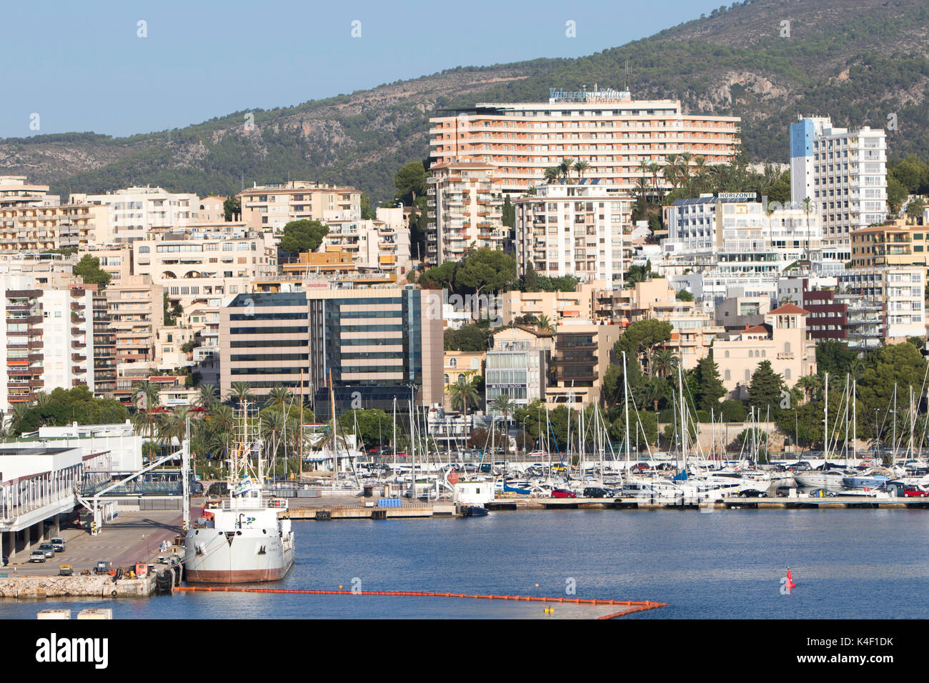 La baie de Palma de Majorque dans les îles Baléares en Espagne sur la côte sud de Majorque en été Banque D'Images