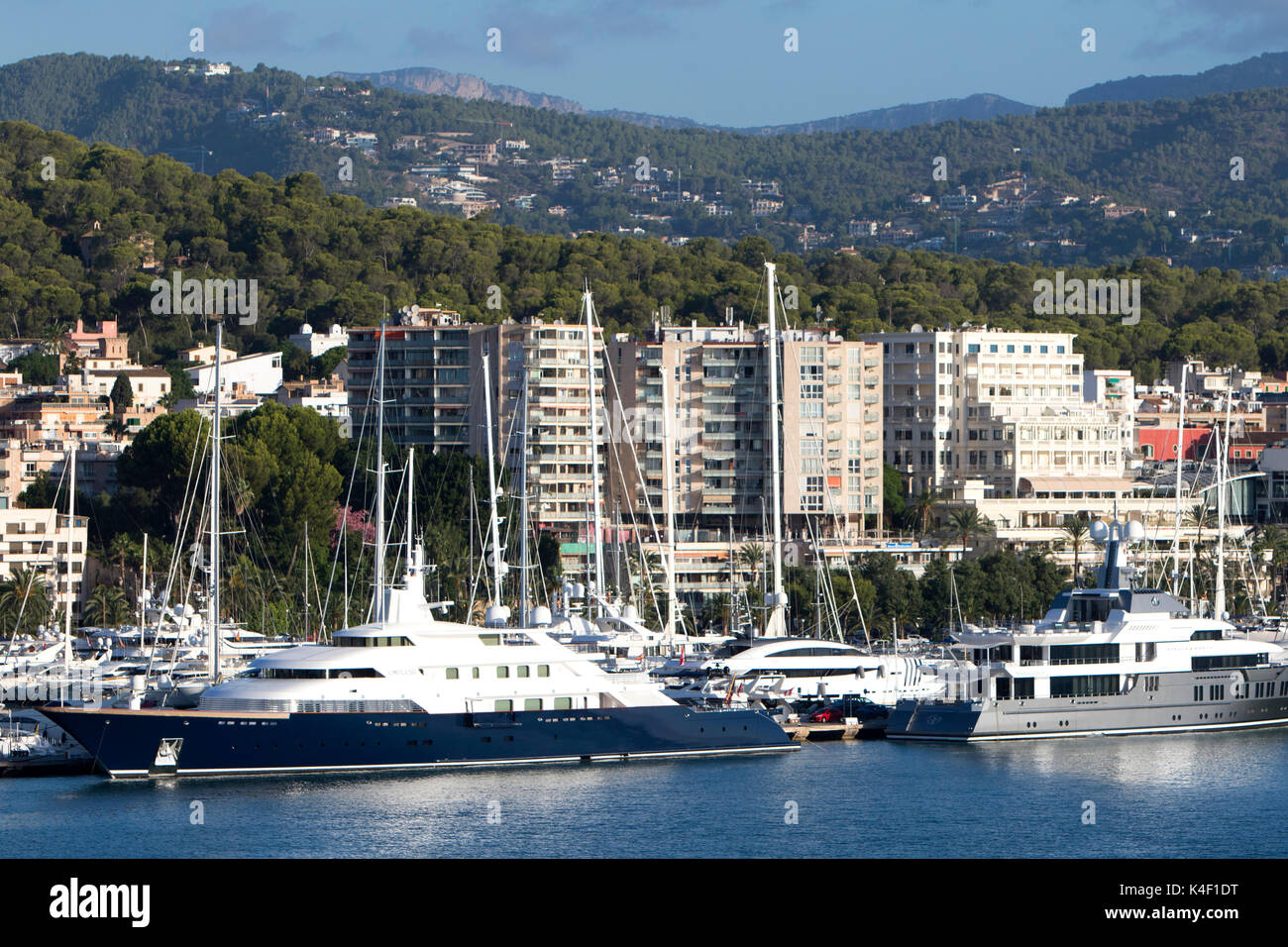 L'illimité l'un des plus grands du monde des superyachts à la baie de Palma de Majorque dans les îles Baléares en Espagne, de la côte sud de Majorque Banque D'Images