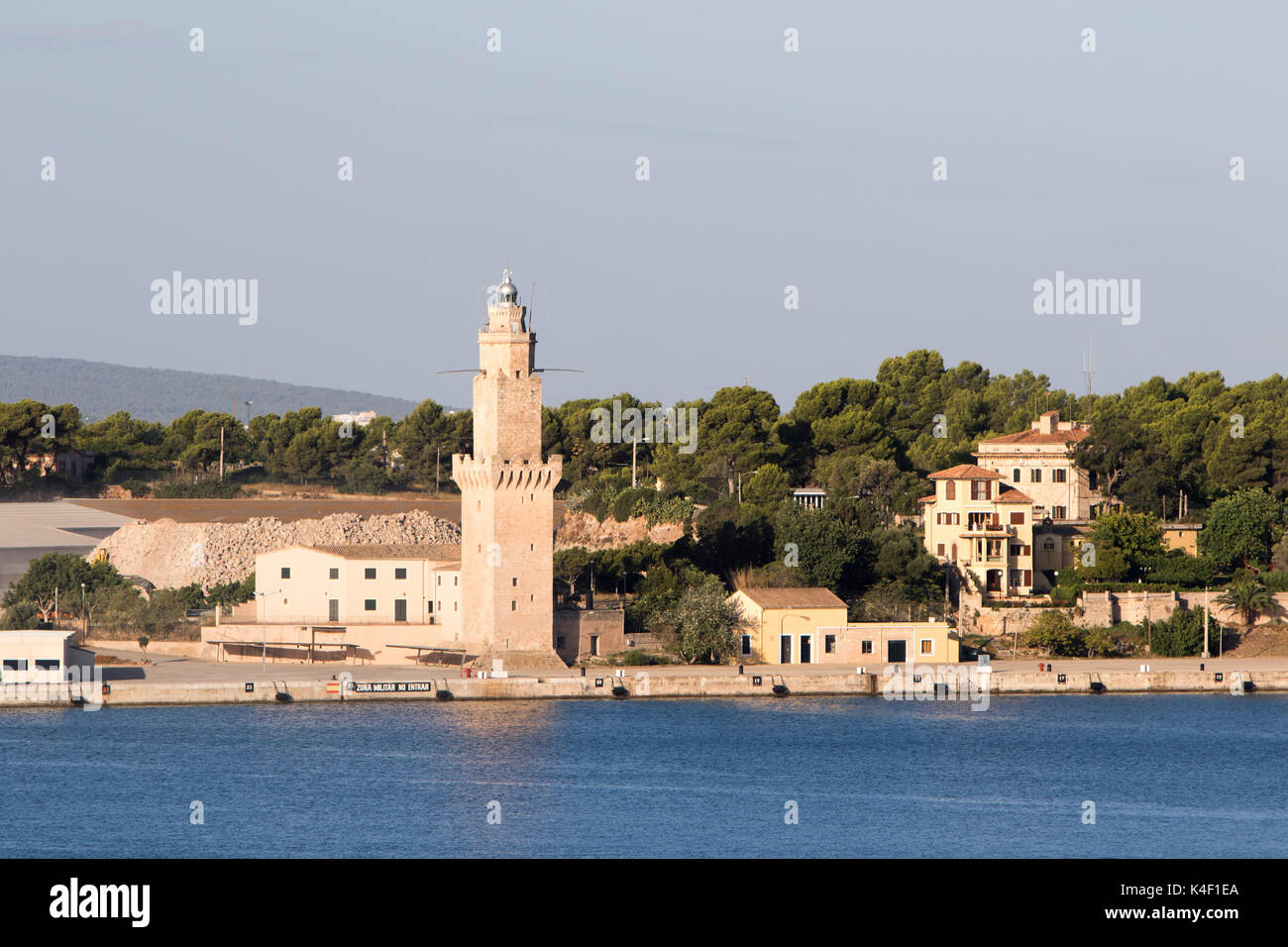 La tour de Porto Pi et la forteresse de Sant Carles de la baie de Palma de Majorque dans les îles Baléares en Espagne sur la côte sud de Majorque Banque D'Images