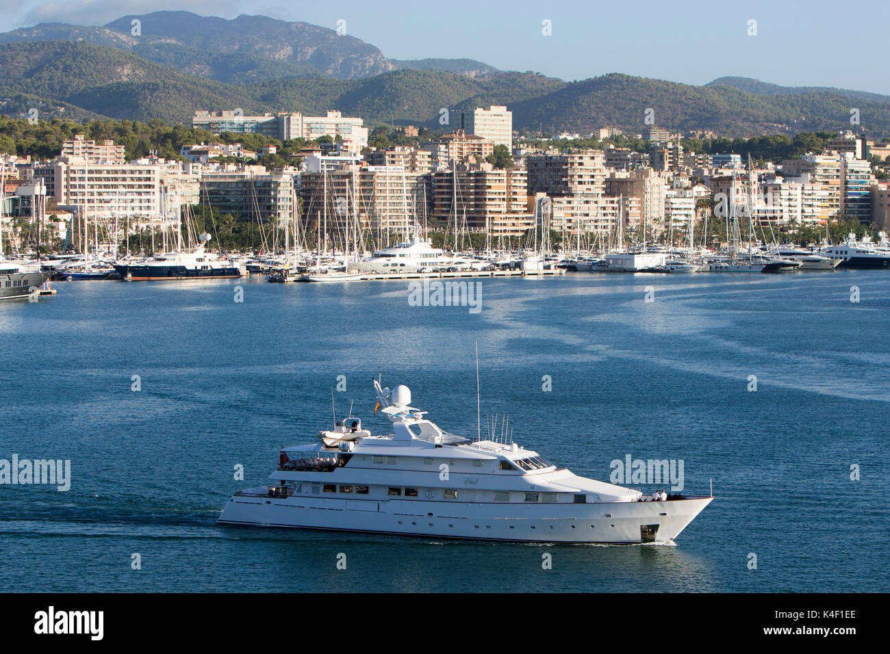 Location de deux CD à la baie de Palma de Majorque dans les îles Baléares en Espagne sur la côte sud de Majorque en été Banque D'Images