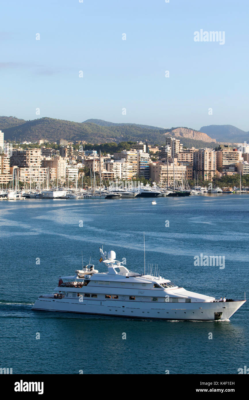 Location de deux CD à la baie de Palma de Majorque dans les îles Baléares en Espagne sur la côte sud de Majorque en été Banque D'Images