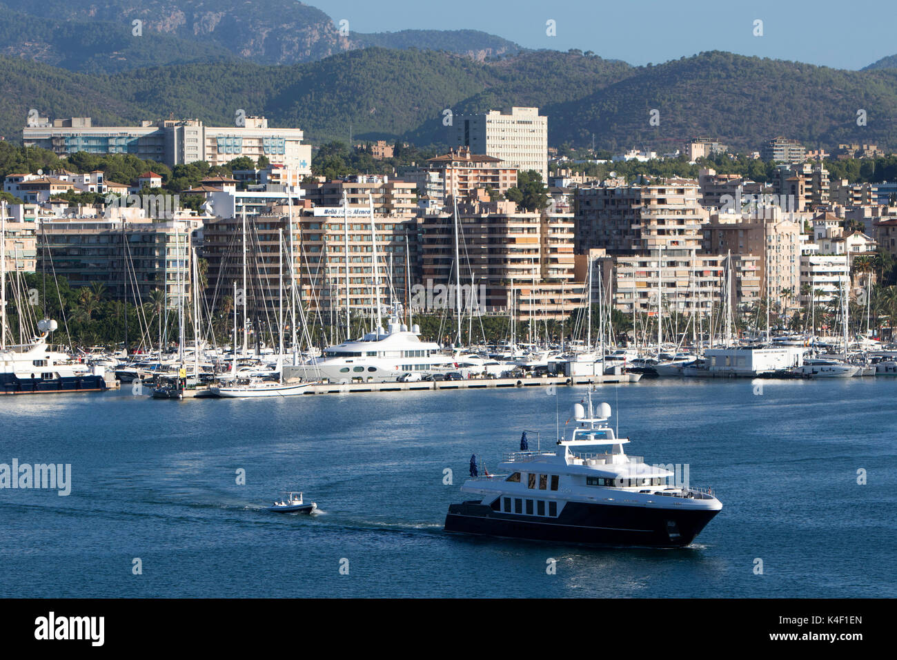 Location de yacht de luxe à Clicia La baie de Palma de Majorque dans les îles Baléares en Espagne sur la côte sud de Majorque en été Banque D'Images