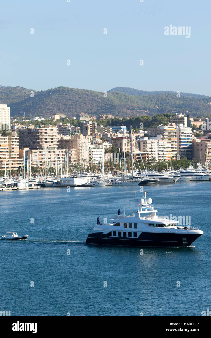Location de yacht de luxe à Clicia La baie de Palma de Majorque dans les îles Baléares en Espagne sur la côte sud de Majorque en été Banque D'Images