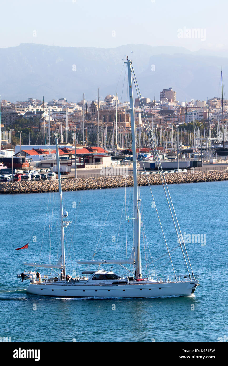 La baie de Palma de Majorque dans les îles Baléares en Espagne sur la côte sud de Majorque en été Banque D'Images