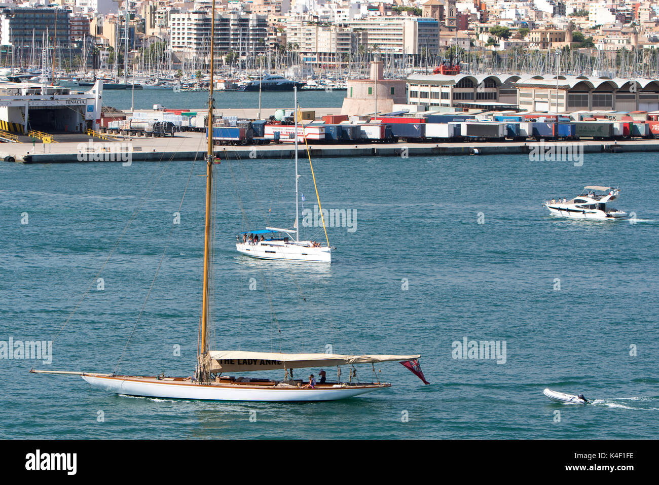 La dame Anne yacht à voile à La Baie de Palma de Majorque dans les îles Baléares en Espagne sur la côte sud de Majorque en été Banque D'Images