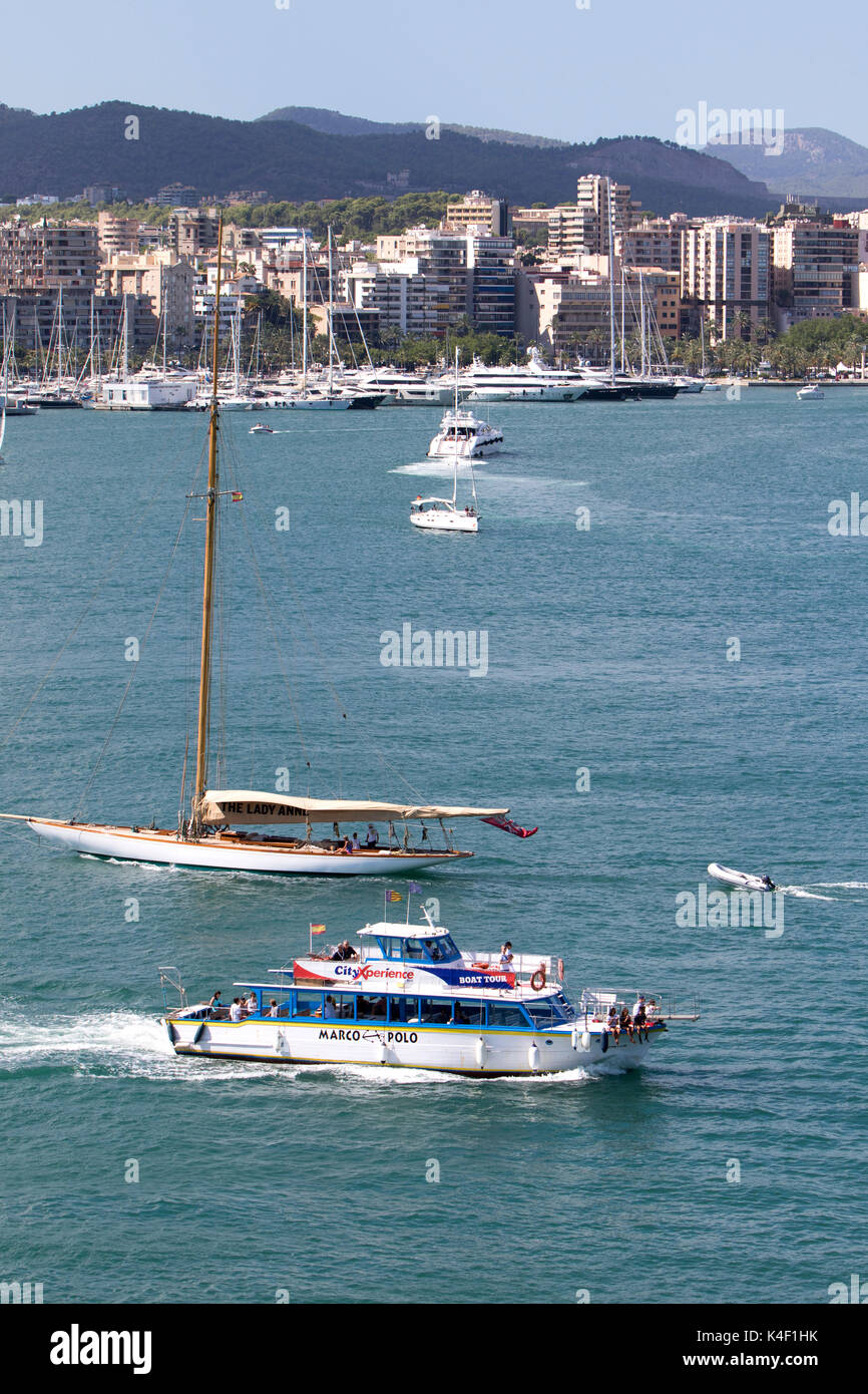 La baie de Palma de Majorque dans les îles Baléares en Espagne sur la côte sud de Majorque en été Banque D'Images