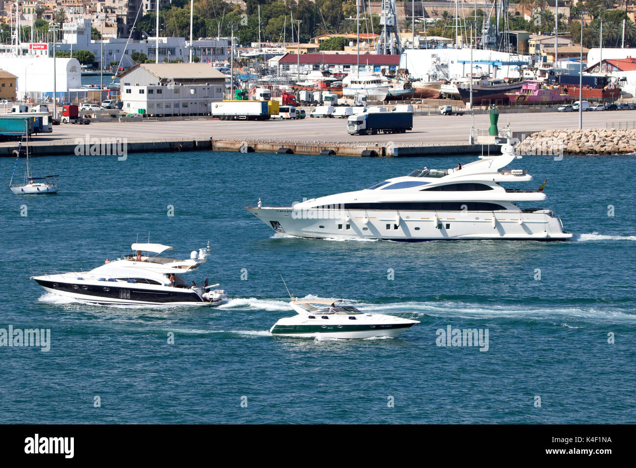 La baie de Palma de Majorque dans les îles Baléares en Espagne sur la côte sud de Majorque en été Banque D'Images