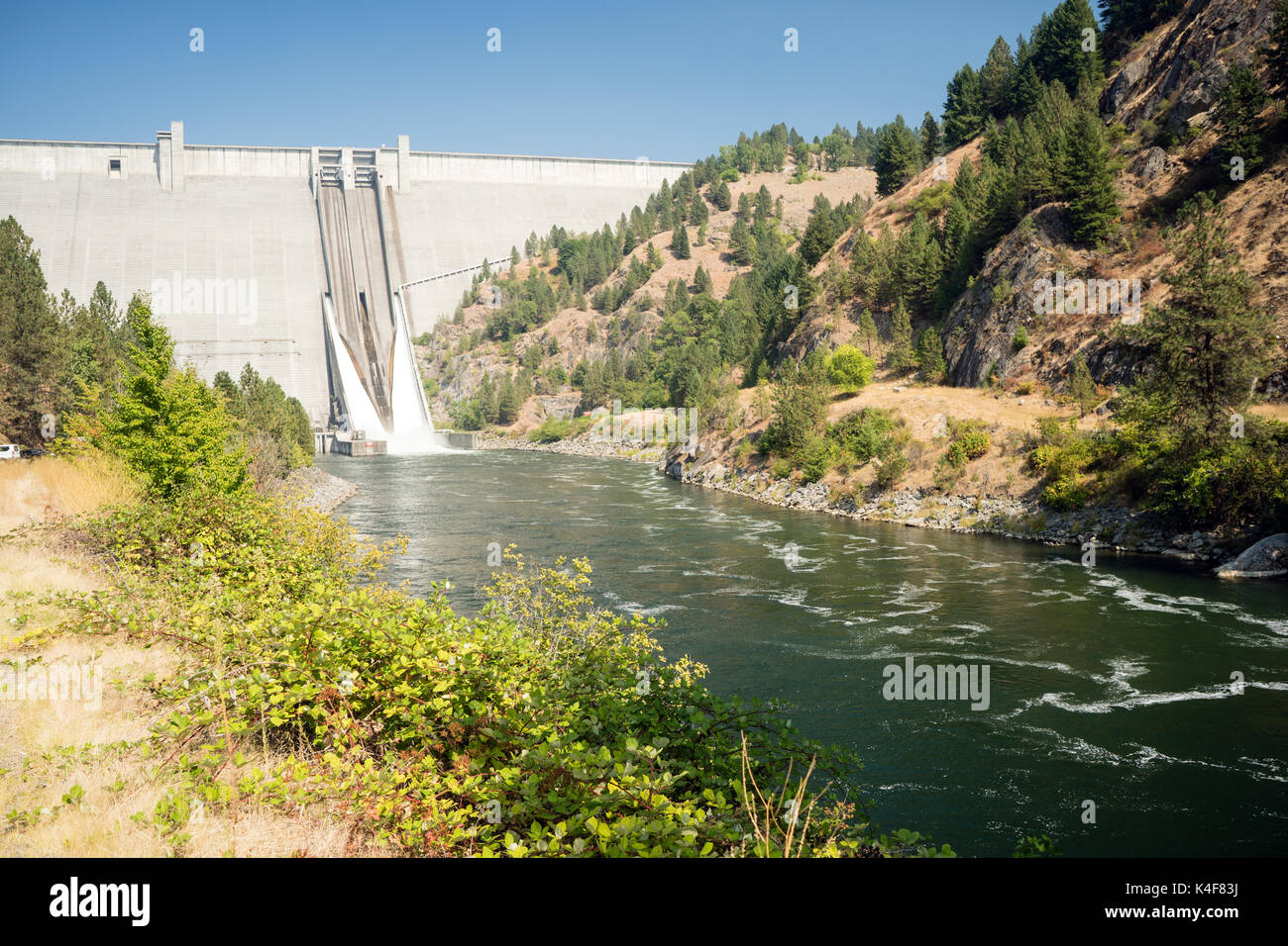 L'évacuateur draine l'eau du barrage vers le bas dans la rivière Clearwater dans Idaho Banque D'Images
