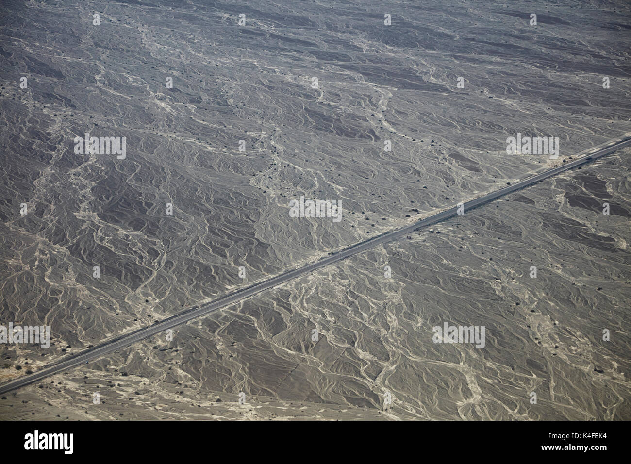 Cours d'eau à sec et l'autoroute panaméricaine près de Nazca, Ica, Pérou, Région de l'Amérique du Sud - vue aérienne Banque D'Images