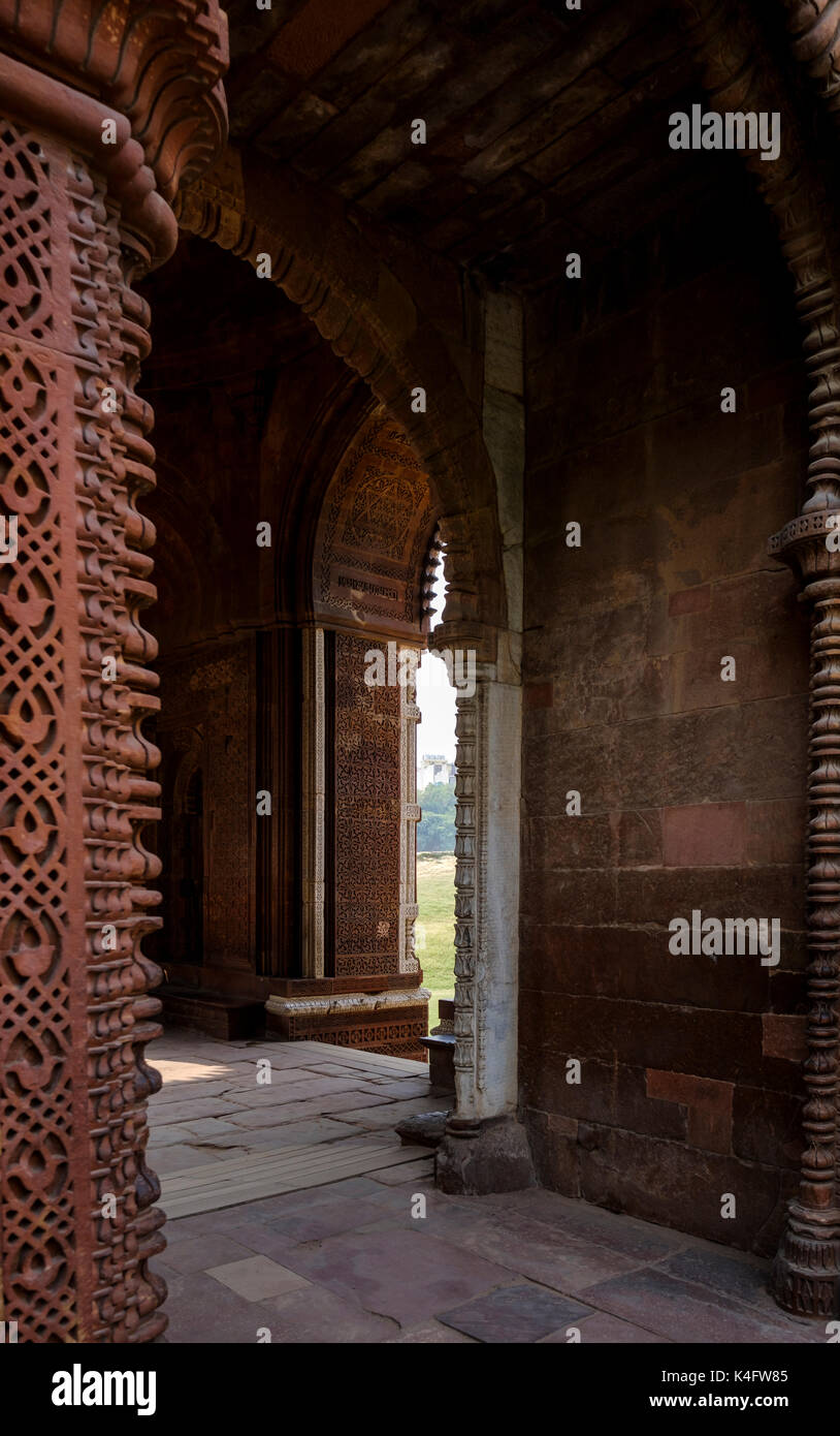 NEW DELHI, INDE - CIRCA Octobre 2016 : inscriptions et entrée en arche pour l'Alai Darwaza mosquée du complexe de Qutb Minar. Le complexe dispose de est un Banque D'Images