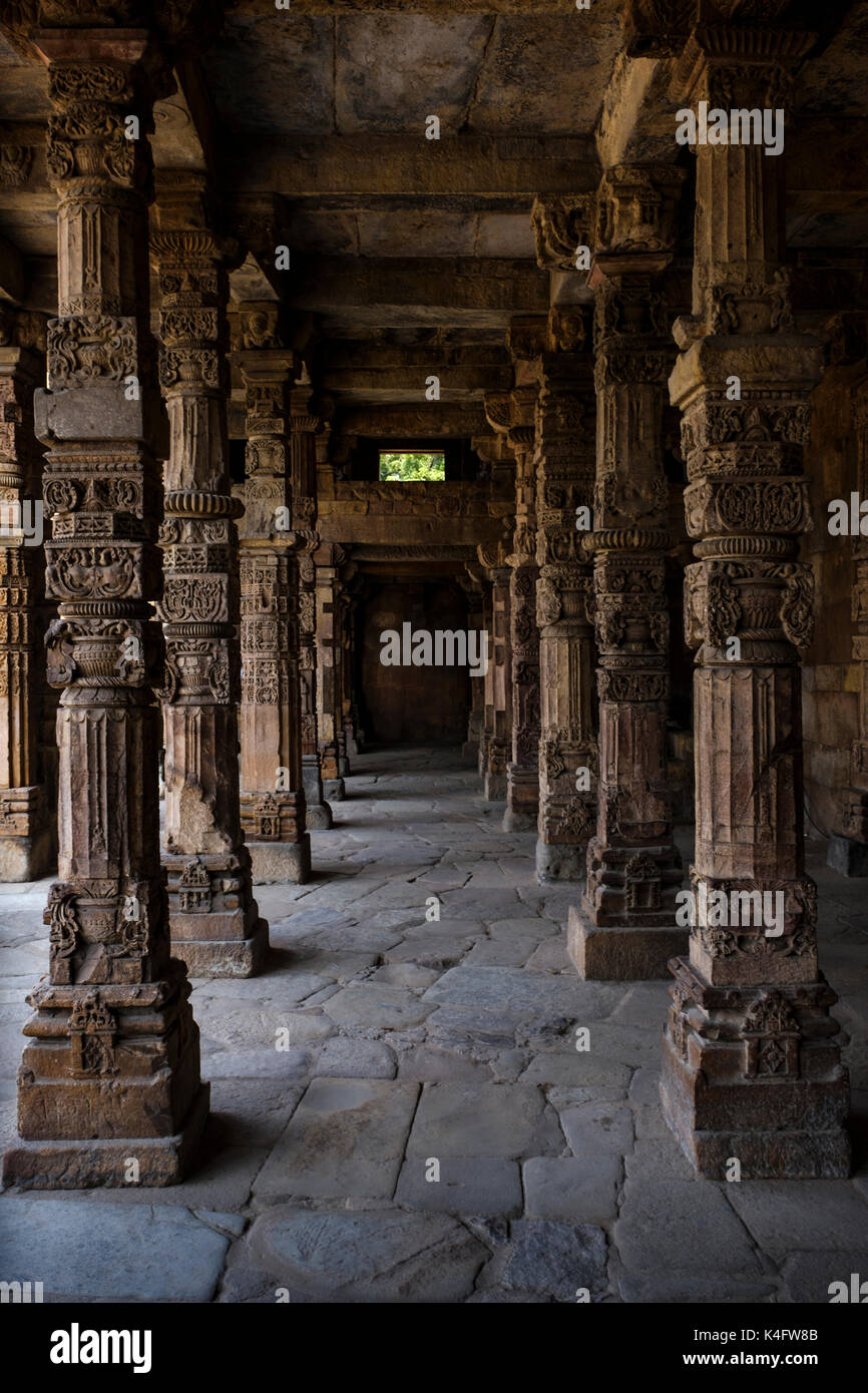 NEW DELHI, INDE - CIRCA Octobre 2016 : des sculptures sur pierre sur le cloître colonnes à la mosquée Quwwat ul-Islam du complexe de Qutb Minar. Le compl Banque D'Images