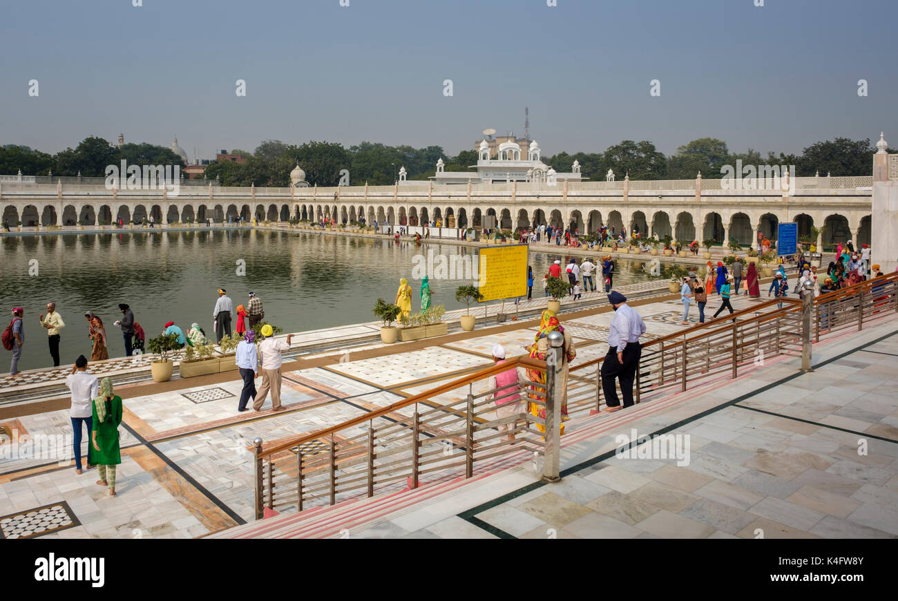 NEW DELHI, INDE - CIRCA Octobre 2016 : Les gens d'adorer dans la piscine de Gurudwara Bangla Sahi aussi connu comme lieu de culte sikh à Delhi. Il s'agit d'oo Banque D'Images