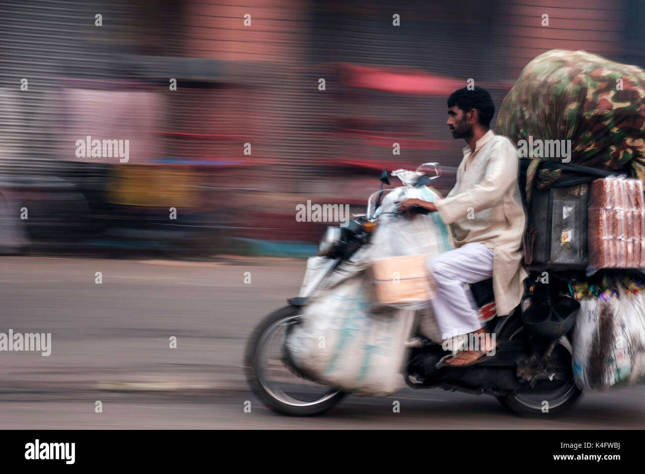 NEW DELHI, INDE - CIRCA Octobre 2016 : l'homme en moto dans les rues de Delhi pour le transport de marchandises. Banque D'Images