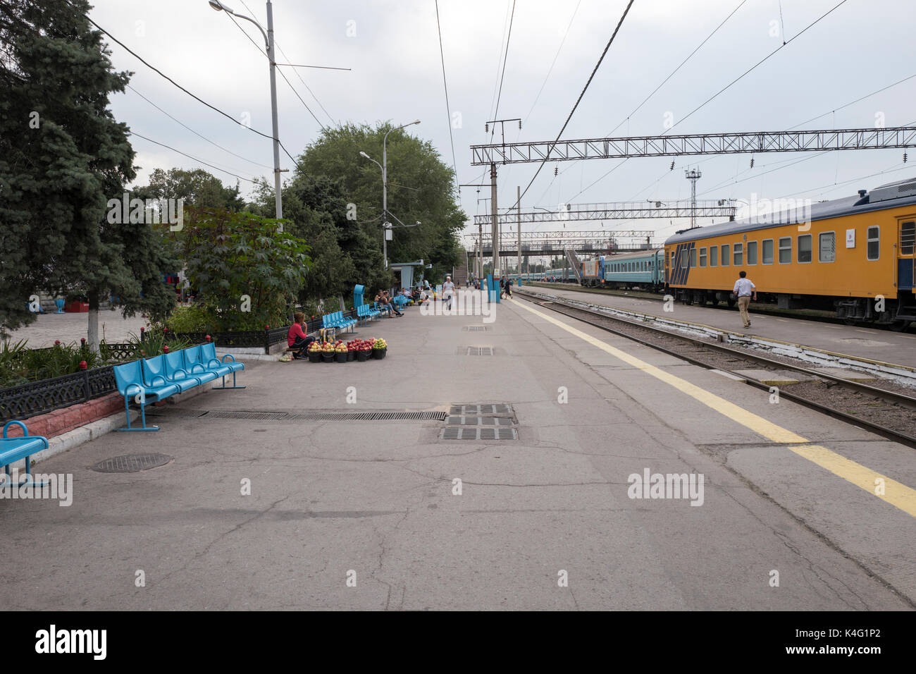 Les trains des chemins de fer kazakh et les chariots à la gare d'Almaty (Kazakhstan Banque D'Images